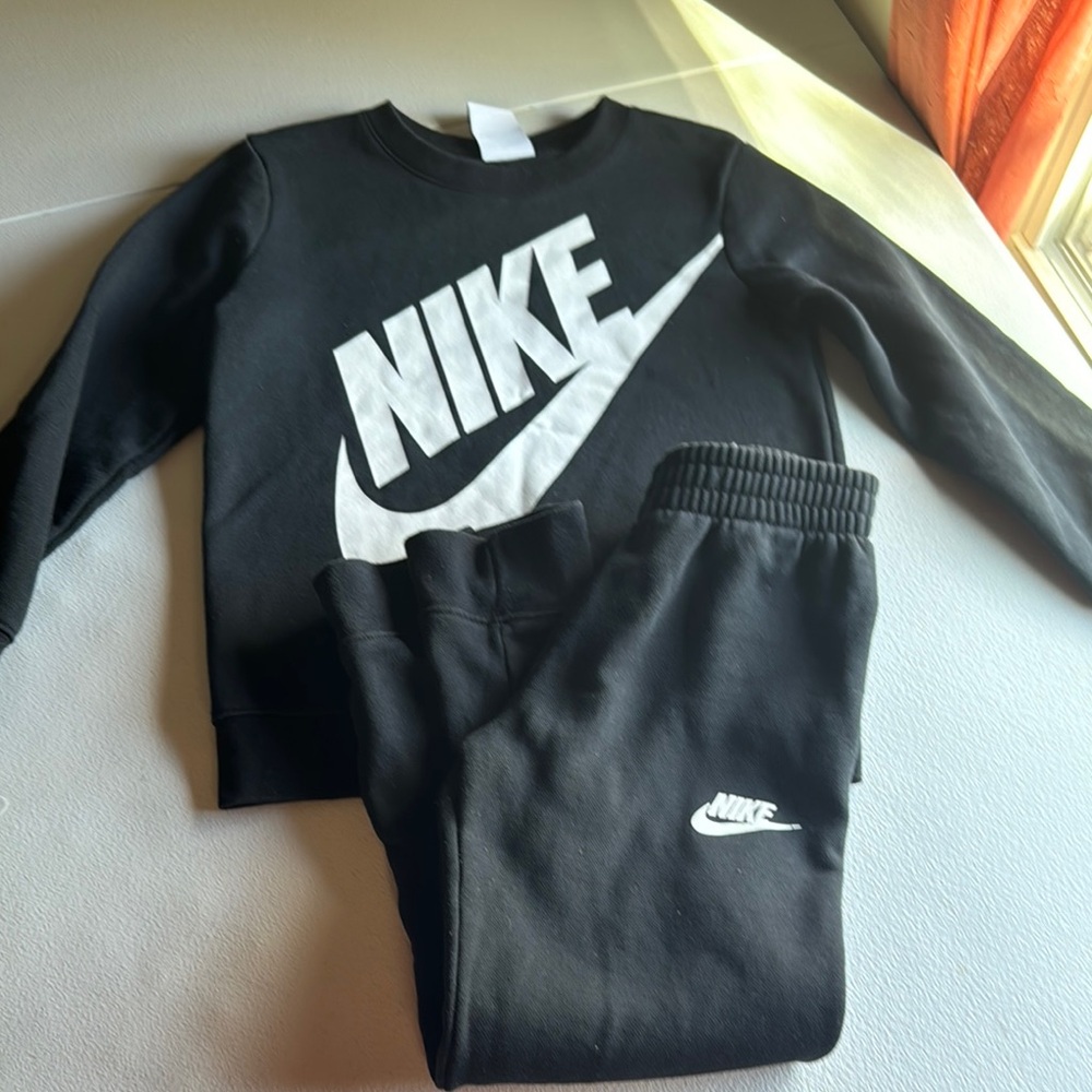 🌹Nike Black Sweatshirt and Joggers Set🌹
